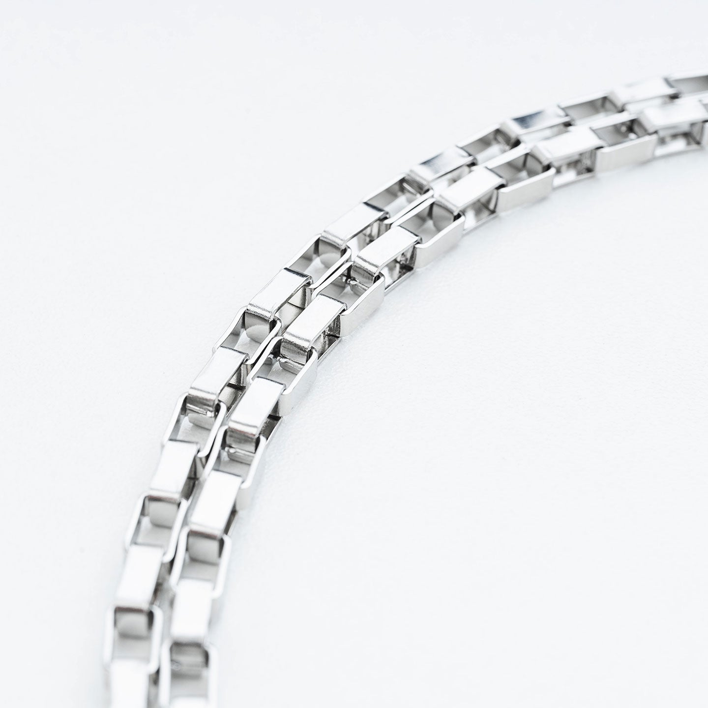 Colossal B-Chain Pendant Necklace - Silver