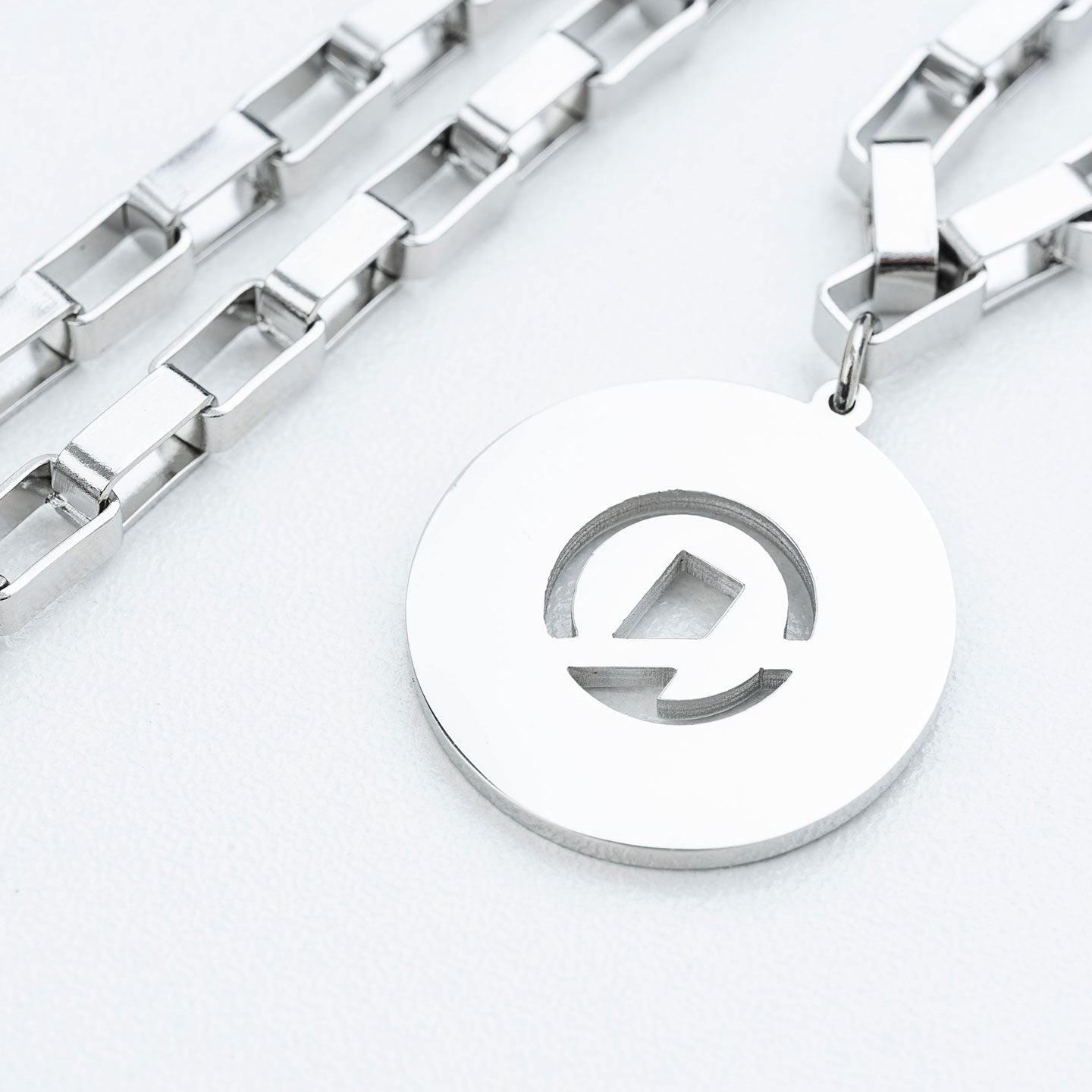 Colossal B-Chain Pendant Necklace - Silver